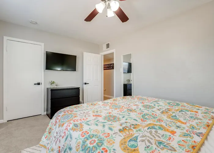 Relax Poolside: Group Getaway In Mesa! * Mesa