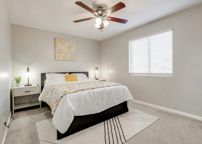 Relax Poolside: Group Getaway In Mesa! *
