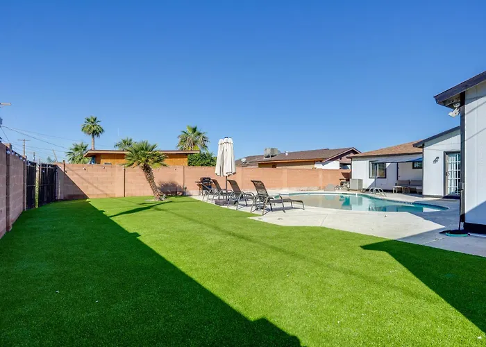 Relax Poolside: Group Getaway In Mesa! Dom wakacyjny *