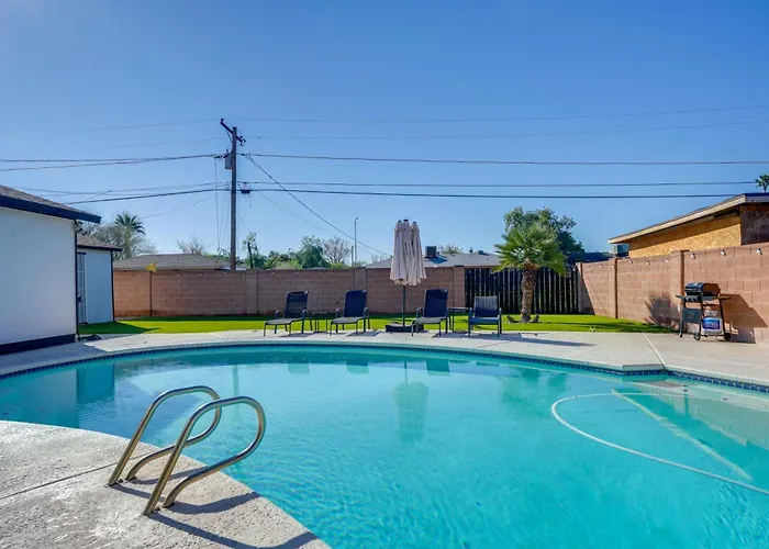 Dom wakacyjny Relax Poolside: Group Getaway In Mesa!